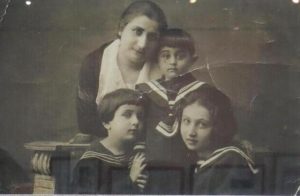Ісаак Шварц з матір'ю та сестрами. м. Ромни. 1926 р. Фото - з інтернет-ресурсу.
