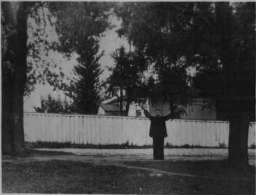 Батюта А. Г. показує верби  біля будинку  колишньої тюрми, на яких ним та іншими карателями були повішені радянські активісти